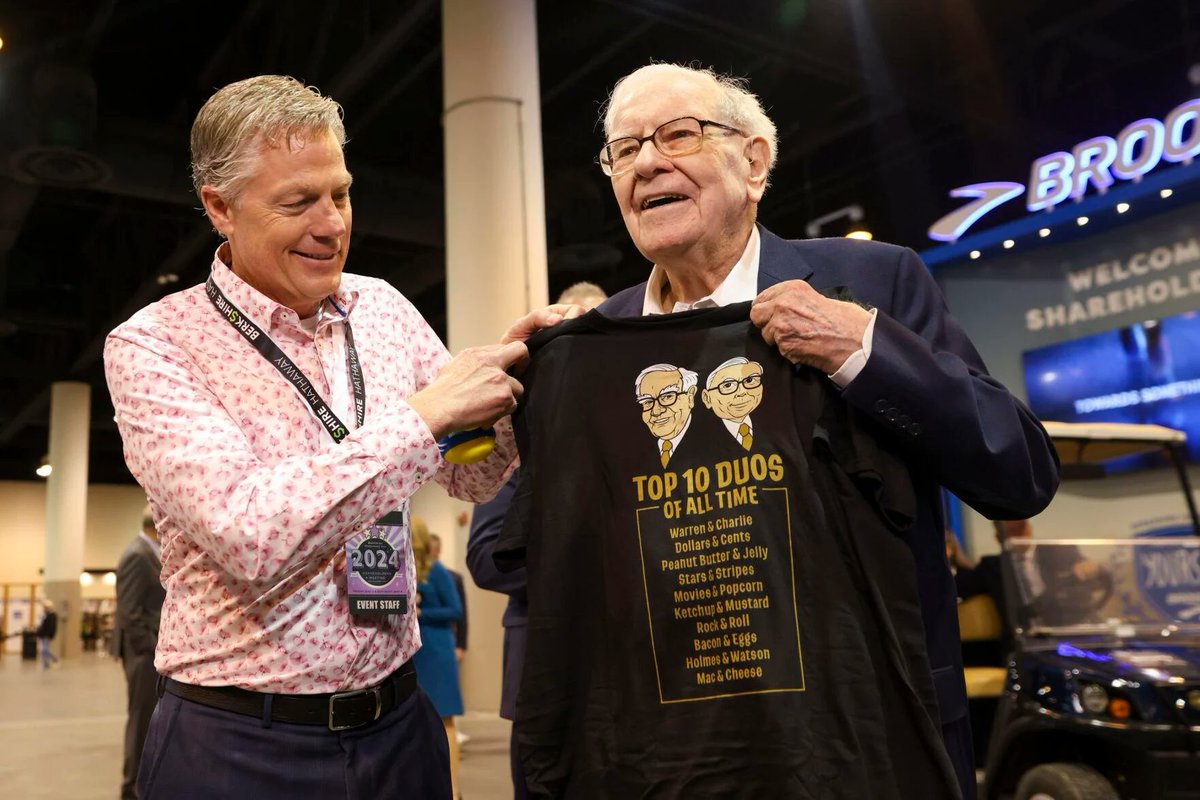 kejca's tweet image. Warren Buffett checking out the AGM showroom today.

(Photo via Nikos Frazier of OWH) $BRK.A $BRK.B