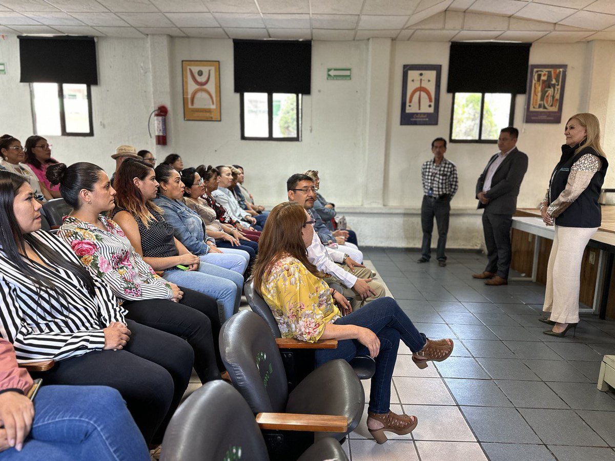 Conalep_Edomex's tweet photo. Una nueva era educativa 📚 llega al plantel Ecatepec III con su nuevo Director; que convertirá cada desafío 🎒 en una oportunidad de aprendizaje y cada aula en un escenario para el descubrimiento de nuevos talentos. 👨🏽‍🎓👩🏻‍🎓

#25AñosApasionadamente
#ApasionadamenteCONALEP https://t.co/ttoUE5jeJD
