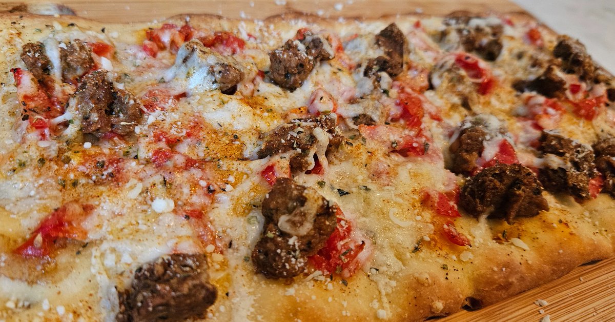 kamala_joe's tweet image. #flatbreadfriday

Truffle oil, vegan meatball, parmesan, diced grape tomato, goat gheeses.