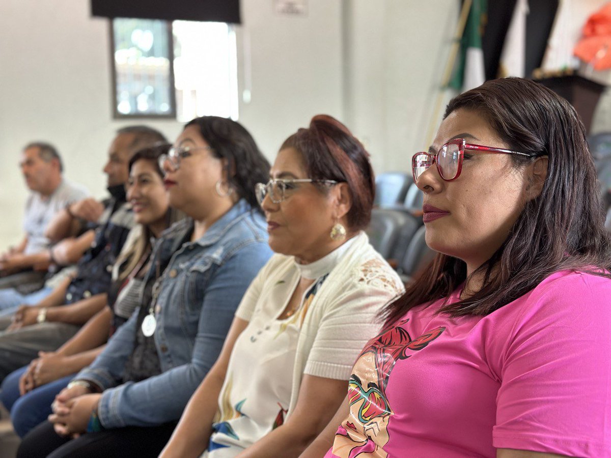 Conalep_Edomex's tweet photo. Una nueva era educativa 📚 llega al plantel Ecatepec III con su nuevo Director; que convertirá cada desafío 🎒 en una oportunidad de aprendizaje y cada aula en un escenario para el descubrimiento de nuevos talentos. 👨🏽‍🎓👩🏻‍🎓

#25AñosApasionadamente
#ApasionadamenteCONALEP https://t.co/ttoUE5jeJD