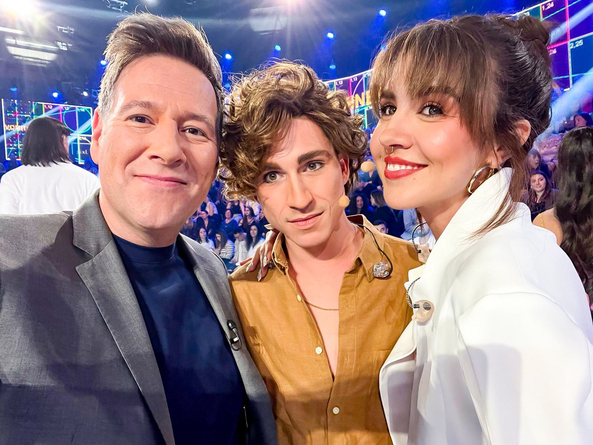 Carlos_Latre's tweet photo. Ná ná…. Triste no sé, ¡pero nos habéis puesto la gallina de piel! ¡Un placer tener con nosotros de nuevo a @andreaguasch ! @raoulvazquez #TCMS4 @TuCaraMSuena https://t.co/KNmCkmYlP7