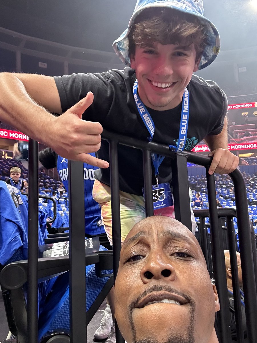 Jeanine36869289's tweet image. DWIGHT HOWARD  in the house &amp;amp; a selfie with my boy!!! 💙🔥💙🔥💙 #MagicTogether #EverybodyIn
