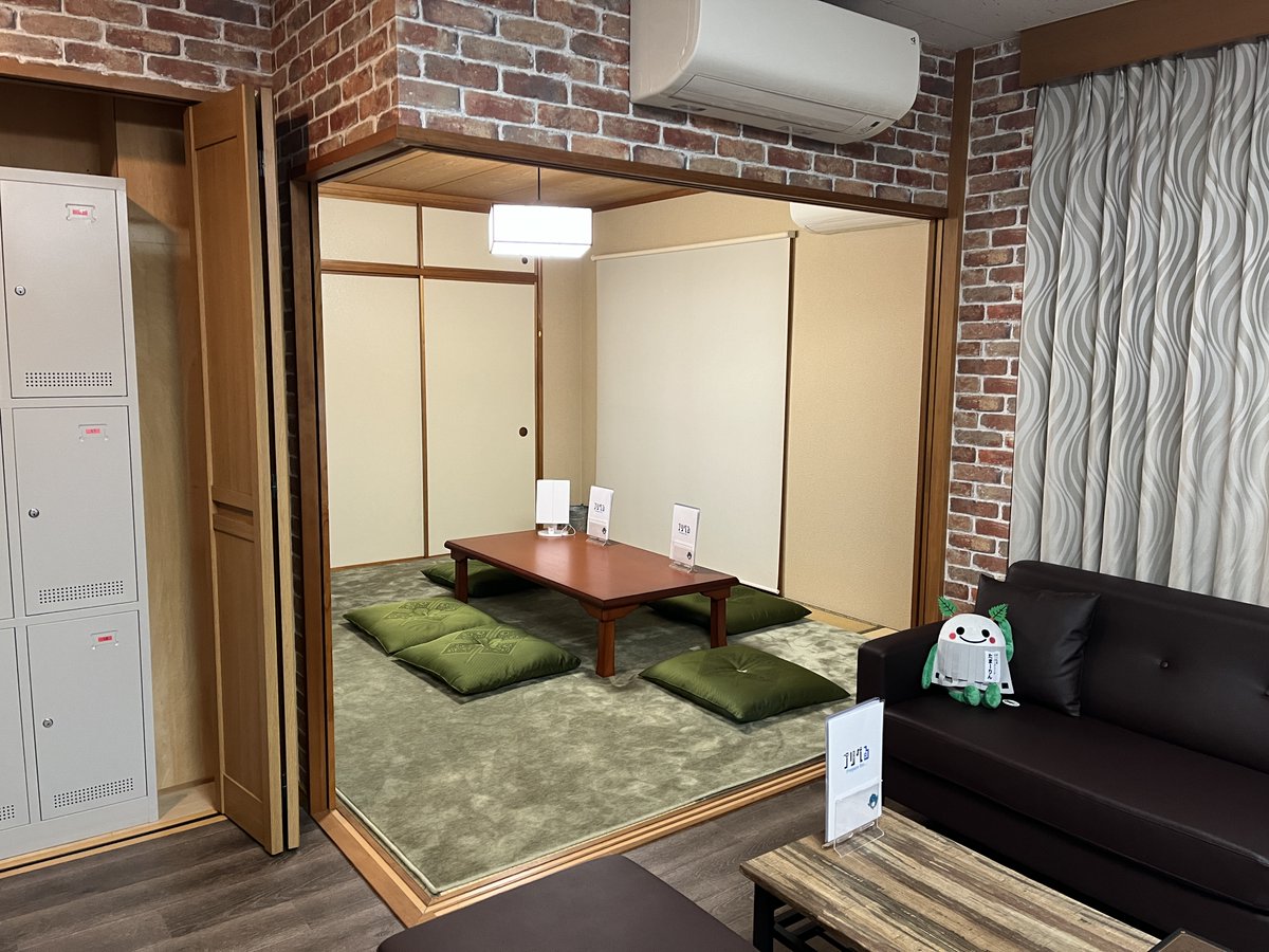 puriperu_01's tweet photo. ☆たまアリからデッキを使えば信号なしで当店に！☆
ただいまオープン！ライブ前の休憩や準備などに是非当店をご利用ください！
#ビバラ #ビバラロック #VIVALAROCK2024 #VIVALAROCK
#さいたまスーパーアリーナ #たまアリ #SSA #コインロッカー #更衣室 #ネイル
【当店7:30情報】
ロッカー：×（キャンセル待ち）
※「とりあえず店内どこでも良いから急ぎで預かってほしい！」という方は受け付けいたします。
キャリーケース：△
※ご予約者様優先で受け付けいたします。
デスク：▲（8:10〜○）
ネイルプリント：○
更衣室：△（7:45〜○）
和室：×（8:10〜○）

↓ 当店のSNSフォロー&RTで100円引き↓

☆ロッカー☆
ロッカー（幅約22㎝×奥行約35㎝×高さ約51cm）
600円（事前予約）・800円（当日）
※ ロッカーは室内にございますが、靴のまま履くことができるスリッパをご用意しております。

☆キャリーケース☆
800円（事前予約）・1,000円（当日）
※ クロークスペースにてお預かりします。

☆当店のお荷物お預かりサービスをご利用の方☆
○デスクなどのご利用（30分）も可（ヘアアイロンや充電ケーブルを無料貸出）○
※デスク・更衣室は室内にございますが、靴のまま履くことができるスリッパをご用意しております。
○店内のトイレもご利用いただけます○
○ウォーターサーバーご利用可（随時お飲み物を追加予定）○

☆ネイルプリント　当日予約可☆
①ご自身でネイルプリント：600円
事前にアプリをダウンロードしてお好きなネイルデザインを作成して当店にお越しください！

②デザイン作成補助：800円
「好きなロゴや写真を切り抜きたい」などのご要望があればお手伝いします！

ネイルプリント　ご予約はこちらから
午前（7:30から12:00まで）
https://t.co/ZqTkXCst4W
午後（12:30から17:30まで）
https://t.co/tZ1uThADRN

※ご予約時間の30分前にはご来店いただき、ベースやデザイン、プリコートの準備をしてください！

☆当店のお荷物お預かりサービスをご利用でない方☆
デスクご利用料金：500円（30分）
和室貸切：4,000円（1日）

☆お得な長時間セット☆
１日最大料金
お荷物をお預けになる方：2,000円
お荷物をお預けにならない方：1,600円

☆お支払い方法☆
現金、電子マネー・クレジットカードなど
上記料金は全て税込です。

HP：https://t.co/MniXqnD6aT
場所：https://t.co/PoX0iwWObq
