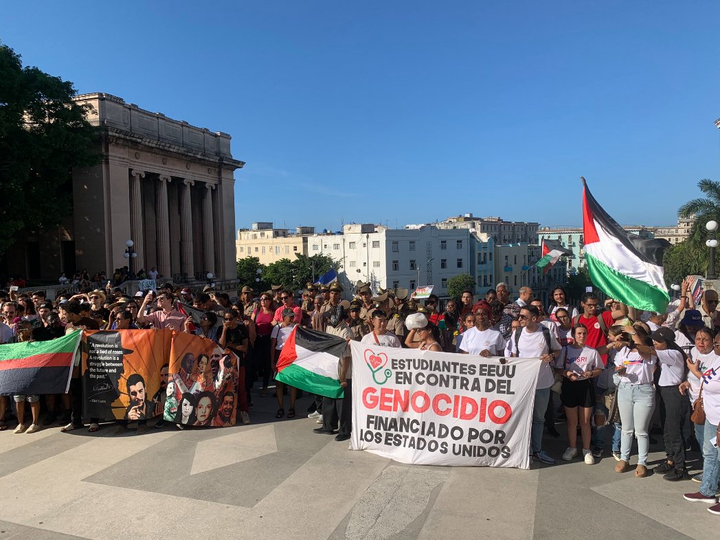 ✊Nuevamente la Escalinata de la Universidad de La Habana vuelve a ser escenario de lucha de la @FeuCuba, esta vez en solidaridad con el pueblo palestino y los estudiantes 🇺🇲 que son sometidos en su país, por defender una causa justa, por defender la vida. 💪🇵🇸 #FreePalestine