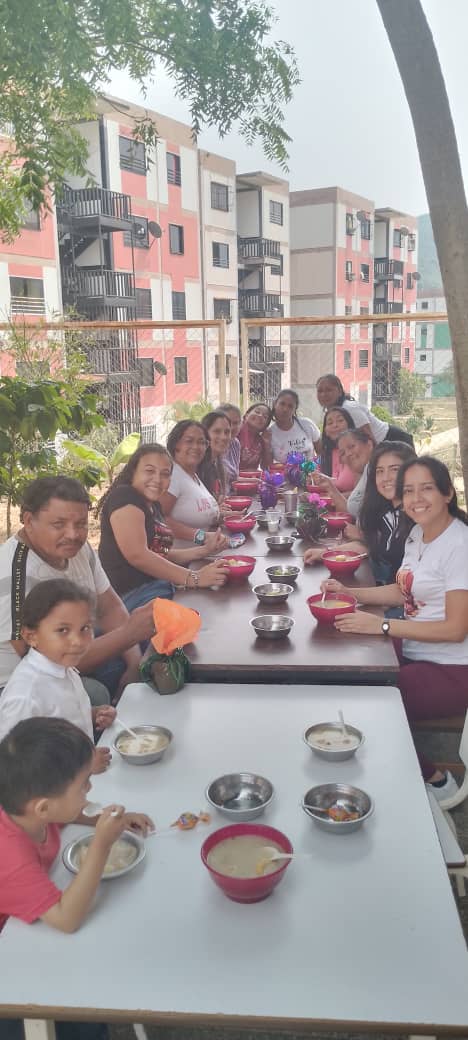 CeinAndresBello's tweet photo. Compartir del Día del trabajador con regalos para nuestro personal de apoyo, administrativo y cocineros https://t.co/HTUxF62NMM