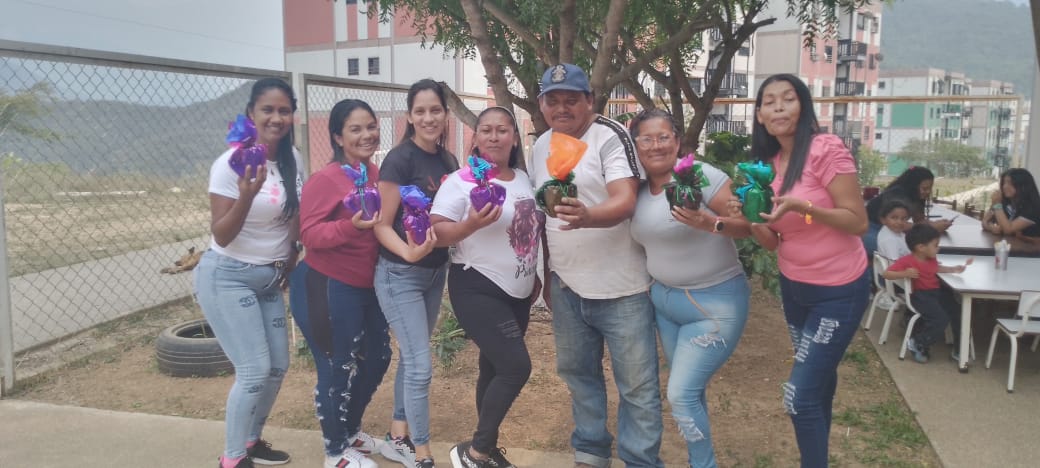 CeinAndresBello's tweet photo. Compartir del Día del trabajador con regalos para nuestro personal de apoyo, administrativo y cocineros https://t.co/HTUxF62NMM