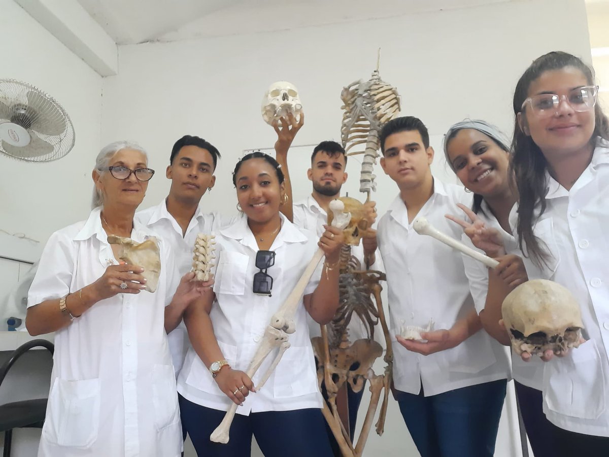 El respeto y la admiración de sus estudiantes es el mayor trofeo al que aspiran los docentes de la Facultad de Ciencias Médicas de #SagualaGrande.
#FCMSagua #VillaClara #GenteQueSuma