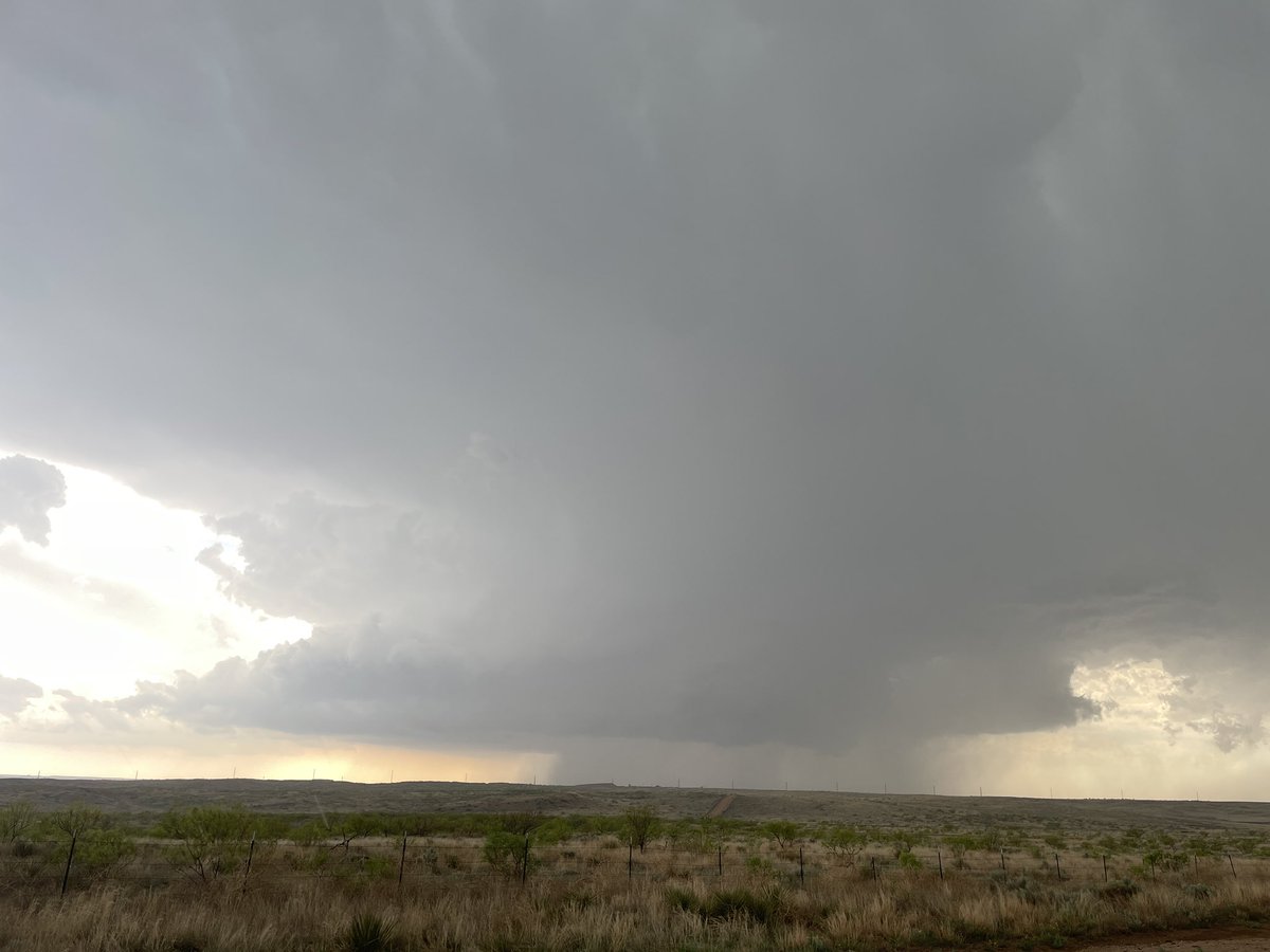 DalhartWX's tweet image. South of #Channing looking west at severe storm - there was a brief lowering but now it’s gone #phwx #txwx @NWSAmarillo