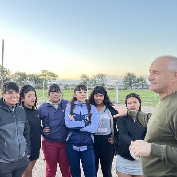 HectorBaldassi's tweet photo. 📍Nuevo Arguello | En los barrios, el fútbol amateur no solo es un juego, es un espacio donde se cultivan valores como la amistad, el compañerismo y la solidaridad. Es más que deporte, es comunidad. 

Un aplauso para los profes, su trabajo construyen sueños y oportunidades ⚽️👏🏽 https://t.co/bzUtizt12i