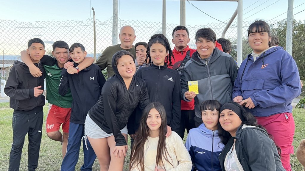 HectorBaldassi's tweet photo. 📍Nuevo Arguello | En los barrios, el fútbol amateur no solo es un juego, es un espacio donde se cultivan valores como la amistad, el compañerismo y la solidaridad. Es más que deporte, es comunidad. 

Un aplauso para los profes, su trabajo construyen sueños y oportunidades ⚽️👏🏽 https://t.co/bzUtizt12i