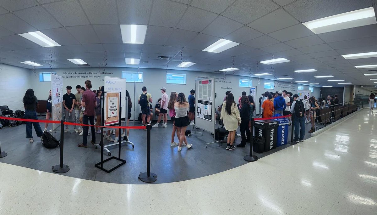 AP Research Ss were able to share 🗣️their year long independent research studies with others today! Well done 👏 📈📋⚙️📌🧫🧪🧠 #BHSAPR #Unifiedfor50 <a href="/BarringtonHS220/">Barrington High School</a> <a href="/barrington220/">Barrington 220</a>
