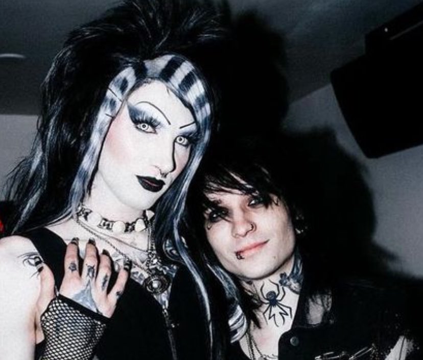 mxrxdxd9's tweet photo. johnnie is so cute in this picture !!?!!?? https://t.co/FsxDefYLCd