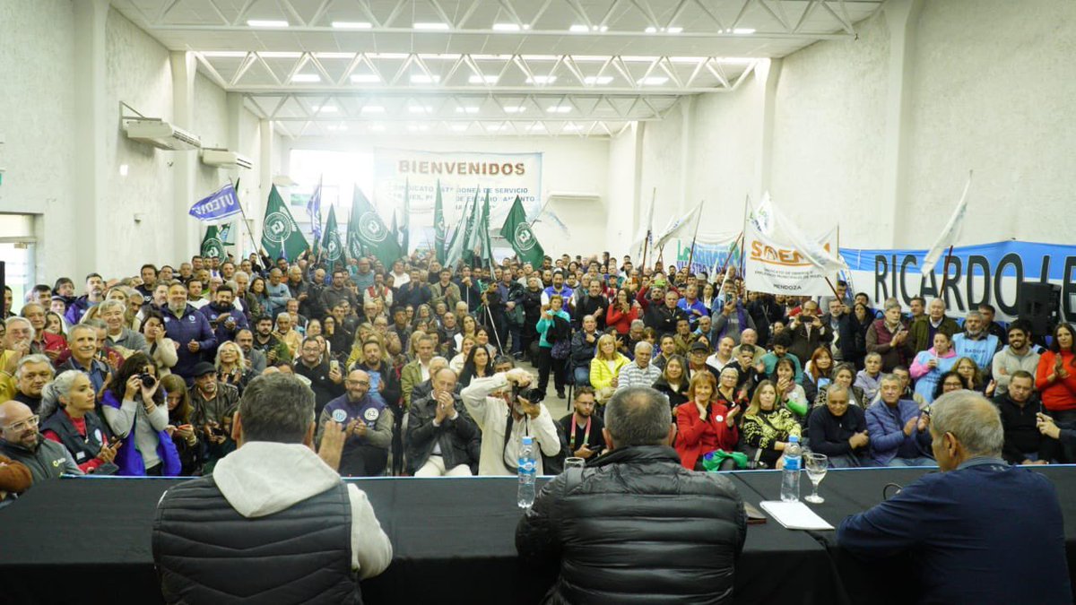 Gracias a los compañeros de la CGT Regional Mendoza y a los compañeros de las dos CTA que organizaron el acto donde pudimos agradecerle a todas las organizaciones gremiales hermanas el apoyo brindado en la campaña Un Millón de firmas para que no privaticen el BNA. Fue un…