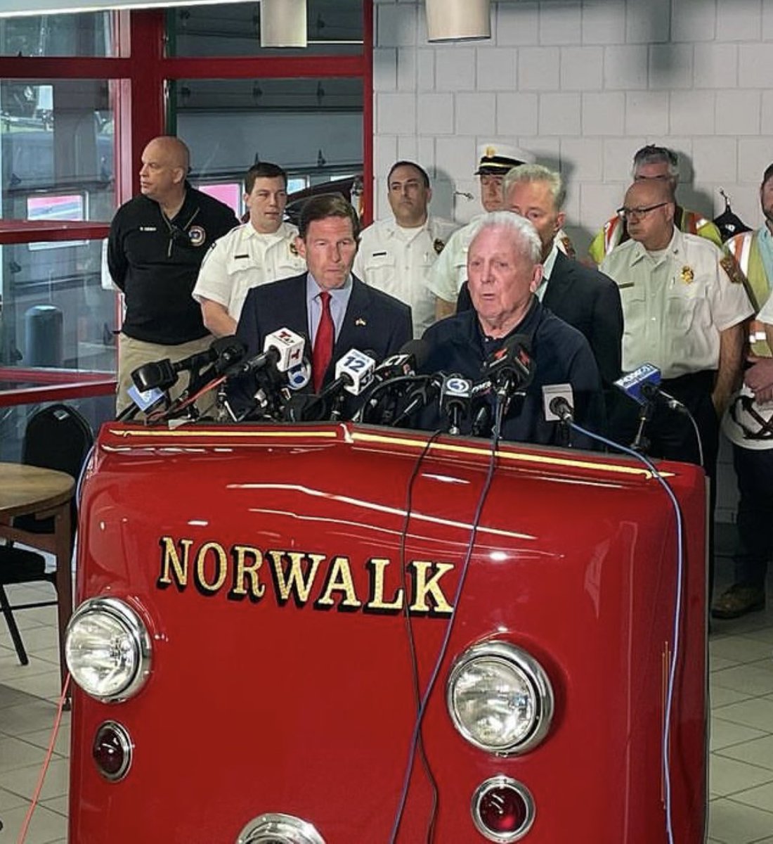 This is a neat podium for a press conference! 🚒 On another note, I know they’re all working hard because of the bridge damage on I-95. #NorwalkCT 🛣️ @NorwalkCtPD