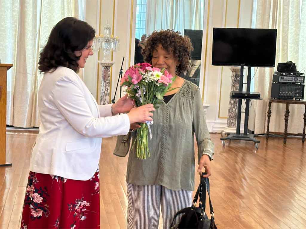 LaJiribilla's tweet photo. 🖇️ “No me lo esperaba, siempre pueden contar conmigo”, comentó emocionada #NancyMorejón, quien fue recibida por la embajada de #Cuba en #Washington

#CubaEsCultura https://t.co/TnN8rwVb75