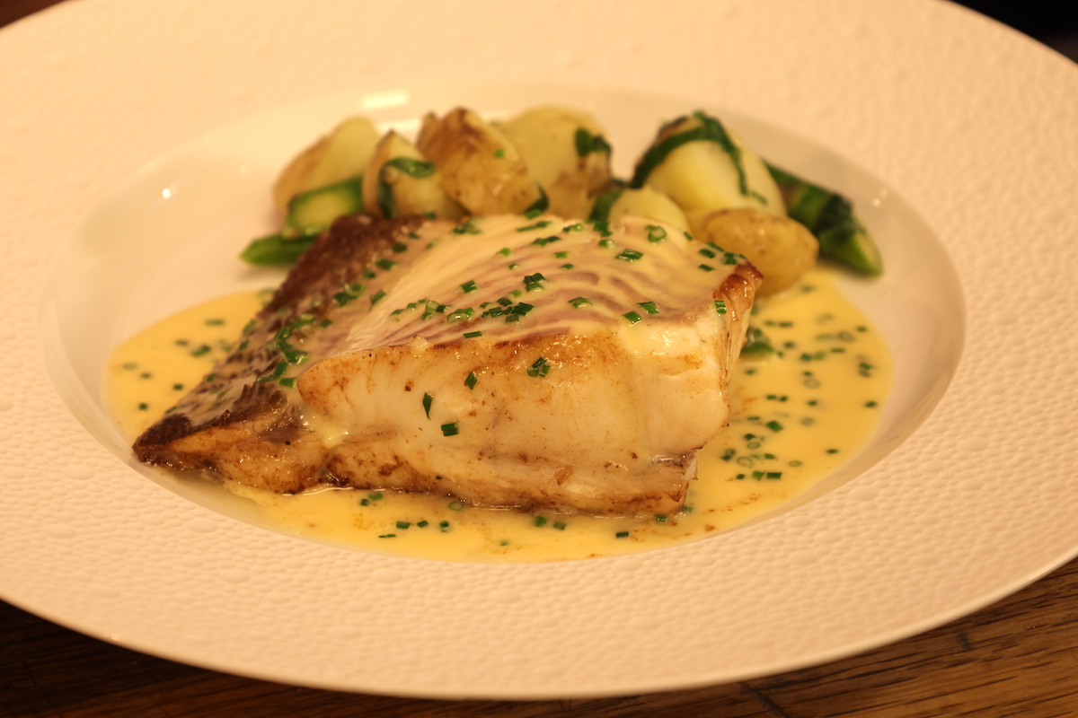 Brill with Wild Garlic Asparagus and Jersey Royals! Simply cooked on the bone to ensure the moisture is retained and served with a prosecco, cream, butter and lemon sauce! 👉 jamesmartinchef.co.uk/recipes/brill-…
