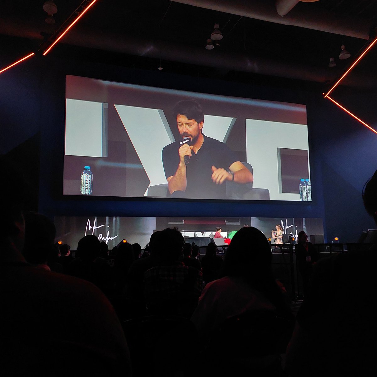 #alvaromorte quiere traer a México y Latinoamérica una obra de teatro de su compañía española.
¿Les gustaría ver esa faceta del actor ...? 

🧝🏻‍♀️