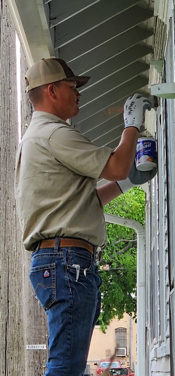 aarontbishop's tweet photo. Our @atmosenergy team in @IndependenceKS took some time to provide a fresh start to a home that is all about fresh starts. Many thanks to #CMIH for linking us to such a great project! #LoveIndependenceDay fits so well in our effort #FuelingSafeandThrivingCommunities! https://t.co/hDYaGuUycw