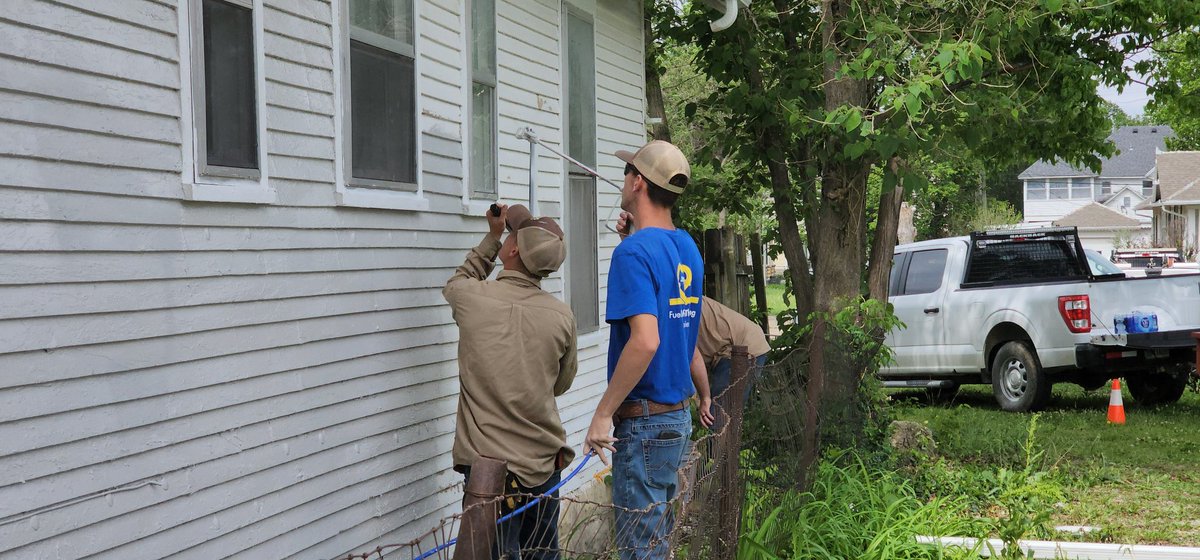 aarontbishop's tweet photo. Our @atmosenergy team in @IndependenceKS took some time to provide a fresh start to a home that is all about fresh starts. Many thanks to #CMIH for linking us to such a great project! #LoveIndependenceDay fits so well in our effort #FuelingSafeandThrivingCommunities! https://t.co/hDYaGuUycw