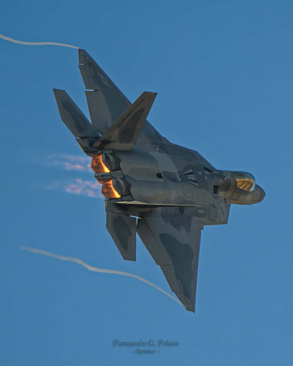 F-22 Raptor Demo Team dejando su marca en el cielo de FIDAE 2024 😎✈️👌
📷🇨🇱 Abril-2024
#USAF #F22RaptorDemoTeam #FIDAE2024 #avgeek #AvionesDeGuerra #MilitaryAviation #spotter #spotting #Nikon #NikonPhotography #Sigma 
@FIDAE_OFICIAL @F22DemoTeam @LucianoQuaranta