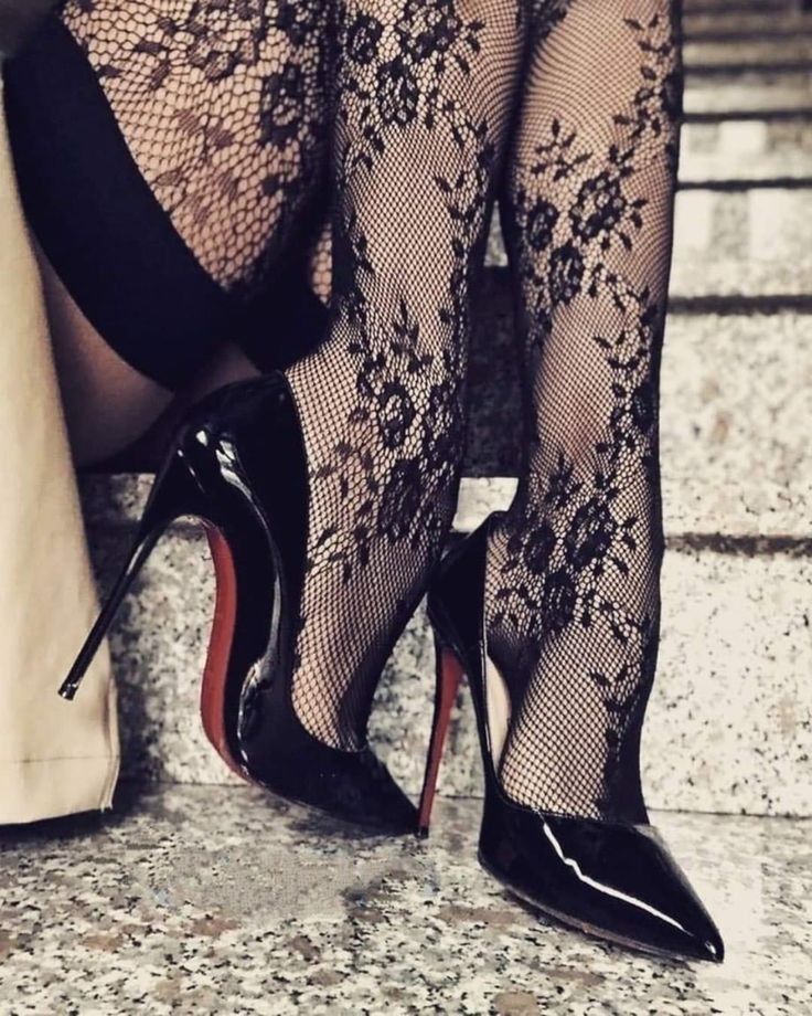 Hadi söyle;
Tek adım atacak gücü kalmamak mı?
Geceye yeni başlamak mı?