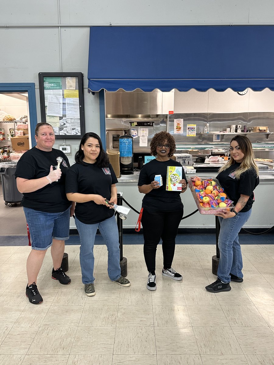 SierraSpartans's tweet photo. The food service workers at Sierra Middle School make sure every student has access to free, healthy meals each day. We thank our cafeteria staff members for all their generosity on this School Lunch Hero Day! 

#SchoolLunchHeroDay #FoodServiceWorkers #SpartanPride https://t.co/L3eNtqmNZD
