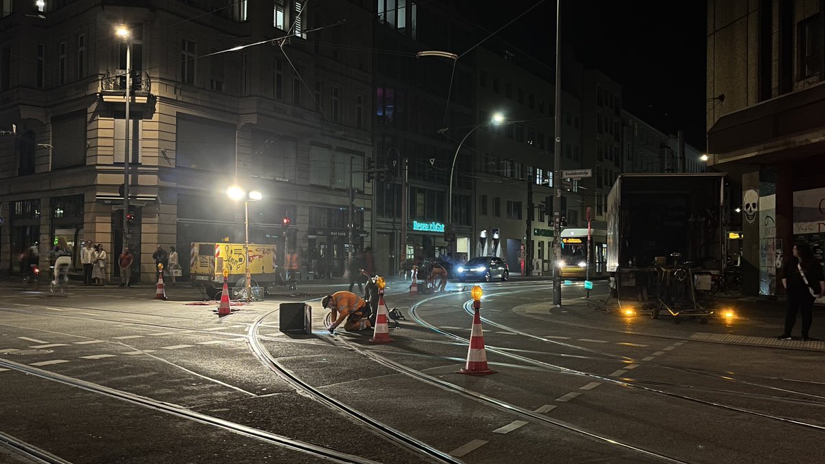 Вчера наблюдала как BVG чинили рельсы прям на продакшене, без остановки движения 4х трамвайных линий. Чуваки убирали свои инструменты просто за секунду до проезда трамвая.