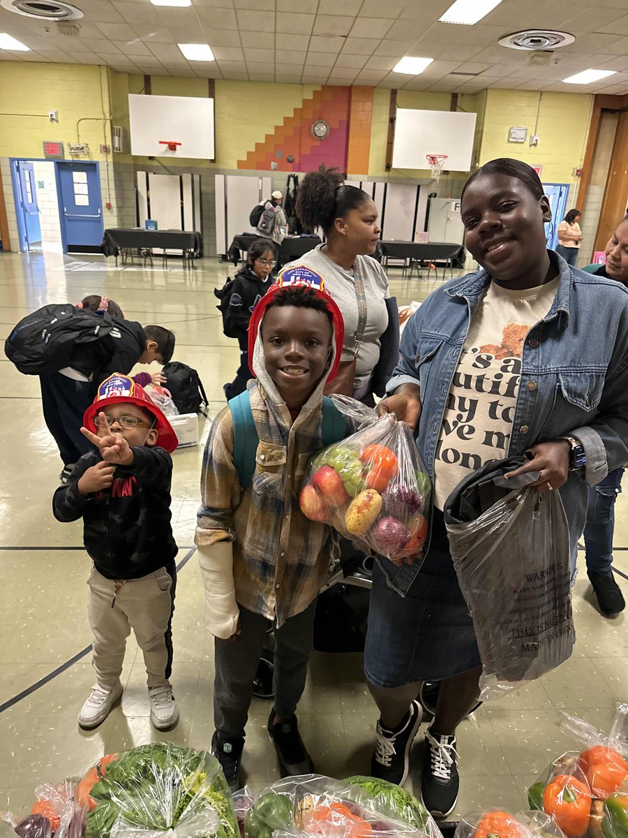 What a wonderful evening! 🌟 The Betty Jean Brown Foundation provided 200 bags of fresh produce to children and families in East Harlem. 

Thank you to the @nycommonpantry for making this happen ❤️

#brownfoundation #nycommonpantry #CommunitySupport #EastHarlem #childnutrition