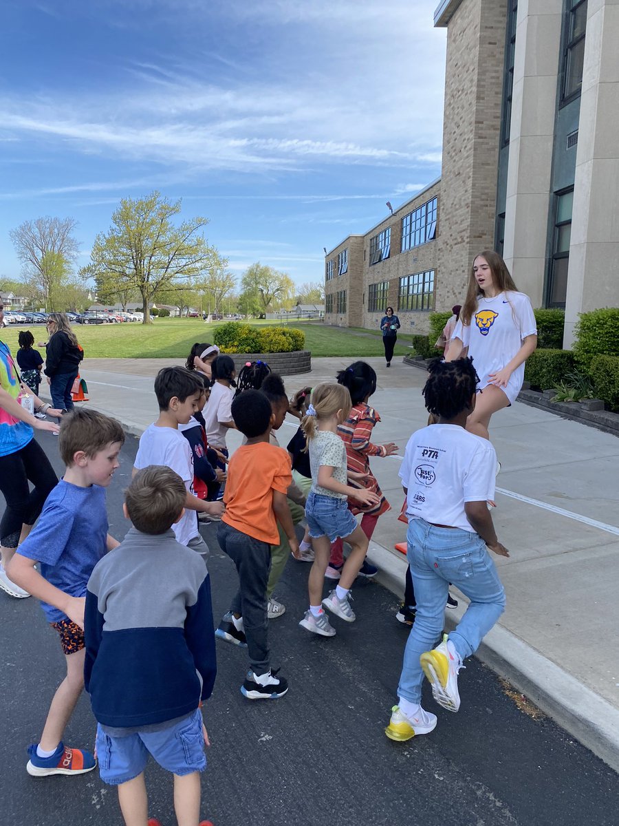 A couple of our very own volunteering at Windermere this morning. The kids are lucky to look up to these amazing student-athletes #OneTiger