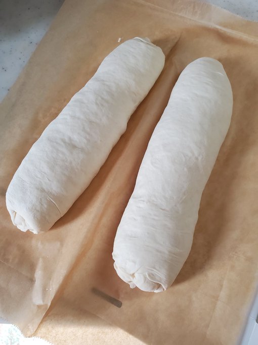 焼ける前のパンと焼けたパンです。🥖🥖 