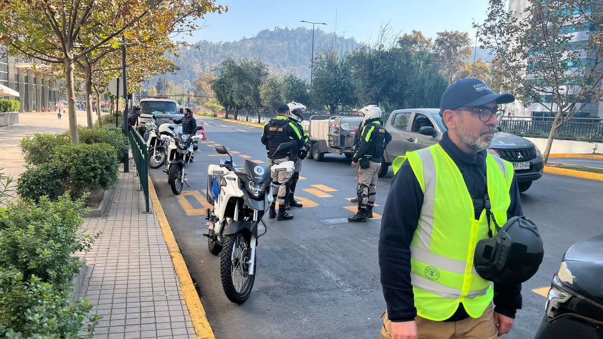 evelynmatthei's tweet photo. En @Muni_provi realizamos un trabajo serio en materia de fiscalización durante todo el año, trabajo que se ha intensificado en el sector del Costanera Center, por eso, nuestro equipo de Fiscalización junto a @Carabdechile y el apoyo de #SeguridadProvidencia, estarán realizando constantes operativos para fiscalizar a taxis que se detienen en las inmediaciones del centro comercial, los que obstaculizan el desplazamiento del transporte público.