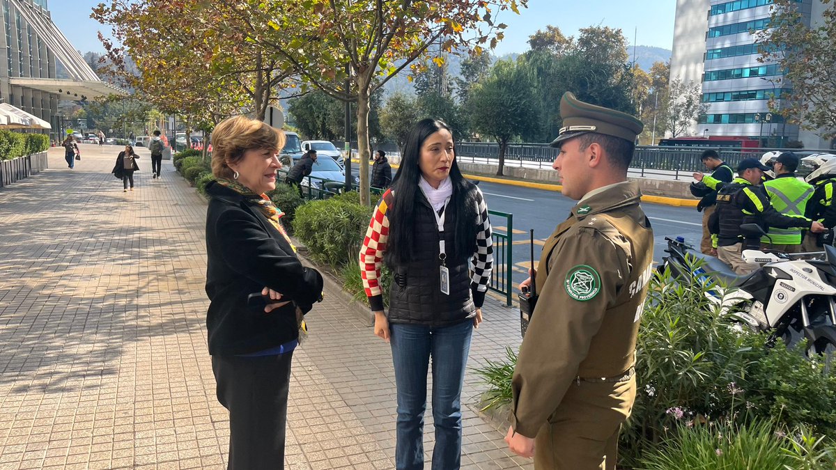 evelynmatthei's tweet photo. En @Muni_provi realizamos un trabajo serio en materia de fiscalización durante todo el año, trabajo que se ha intensificado en el sector del Costanera Center, por eso, nuestro equipo de Fiscalización junto a @Carabdechile y el apoyo de #SeguridadProvidencia, estarán realizando constantes operativos para fiscalizar a taxis que se detienen en las inmediaciones del centro comercial, los que obstaculizan el desplazamiento del transporte público.