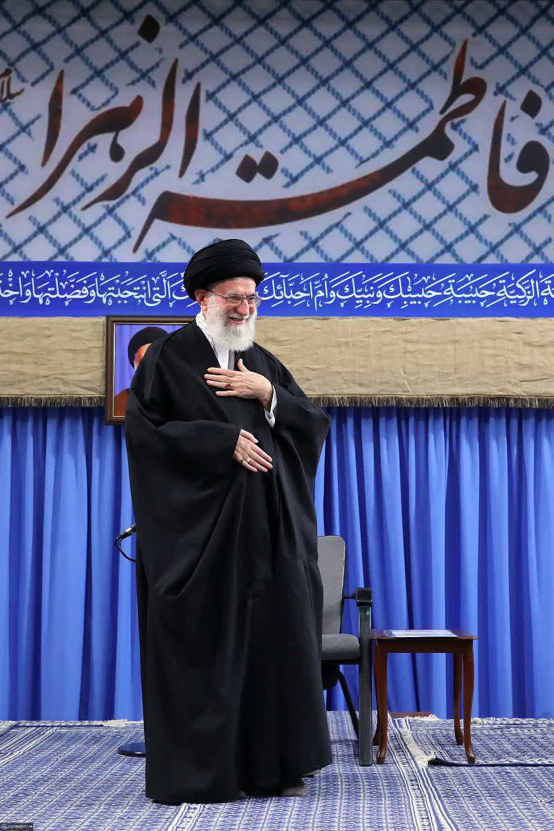 qahreman_10's tweet image. + با این آقا چه نسبتی داری..؟
- سربازشم 😎
#لبیک_یا_خامنه_ای
#راه_روشن