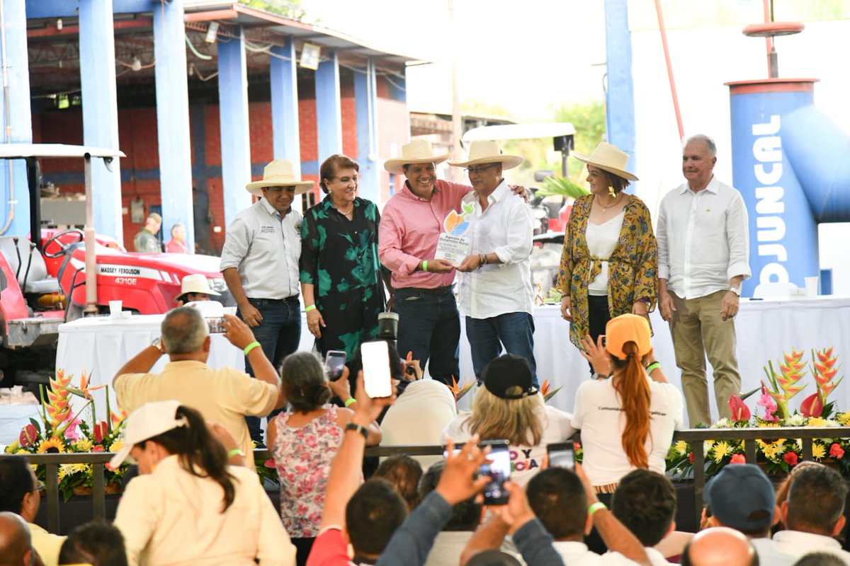 ADR_Colombia's tweet photo. La @MinAgricultura y el Presidente de la República, @petrogustavo, entregan la Semilla del Cambio  @ADR_Colombia: “Esto simboliza una inversión de 13.000 millones de pesos que se entregan hoy a Asojuncal como la apuesta de agroindustrialización del arroz aquí, en el Huila”. https://t.co/12MuiaLt13