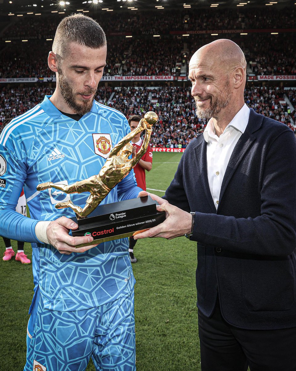 GOLDEN GLOVE WINNER LAST SEASON De Gea: 17 Clean sheet Man utd fans: he is not good enough, lets sell him GOLDEN GLOVE WINNER THIS SEASON Raya: 14 Clean Sheet Arsenal fans: he is the best thing After breast The standard is always low at that small club in London 😭😭😭😭