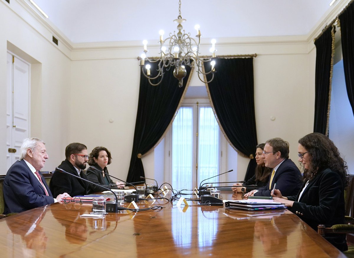 GabrielBoric's tweet photo. El Programa de las Naciones Unidas para el Desarrollo (@PNUD) genera un tremendo aporte a nuestro país que se manifiesta en las históricas publicaciones del informe de Desarrollo Humano en Chile. Es un honor haber recibido hoy a su administrador @ASteiner y a los altos mandos de la @ONU_es que visitan nuestro país.