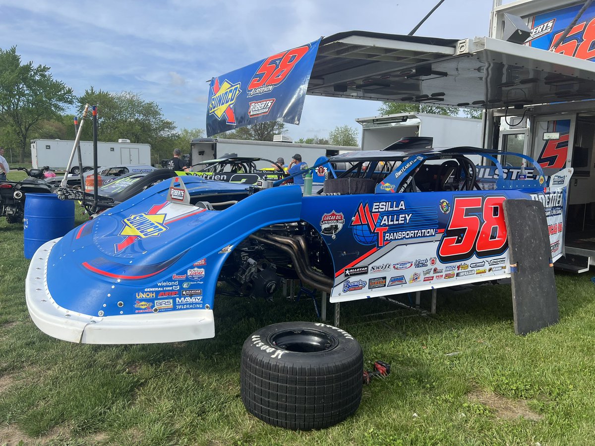 🆂🆄🆁🅿🆁🅸🆂🅴 🅳🆁🅾🅿 🅸🅽: With the postponement of the @lucasdirt event in Florence, we find Garrett Alberson in the pit area. Garrett will be looking to tune up his hot rod before next Friday’s #FarmerCity74 event. #FridayNightLights