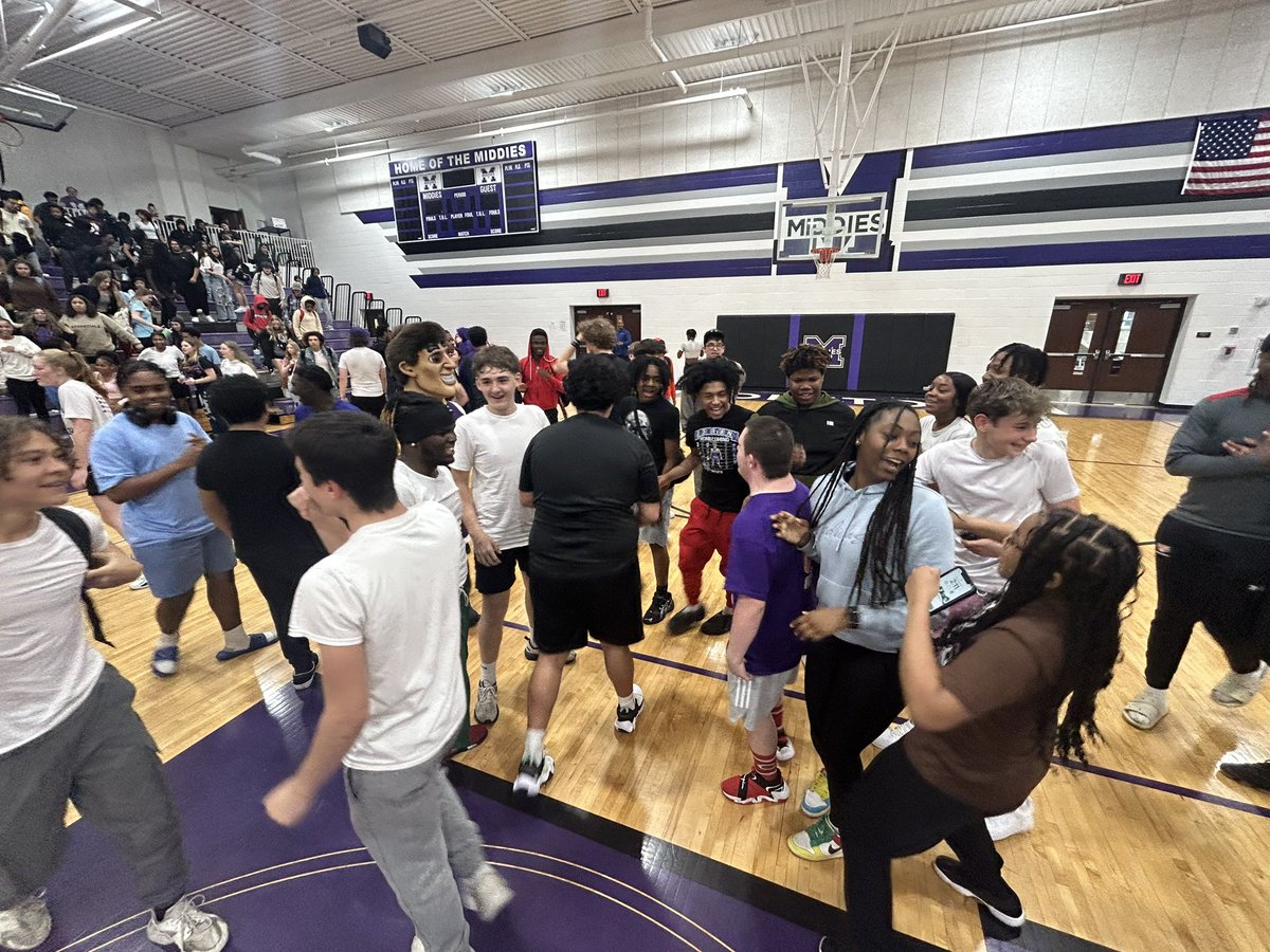 Middletown City Schools (@middletownoh) on Twitter photo 🧠 May is #MentalHealthAwareness month and <a href="/MHSMiddieTweets/">Middletown HS</a> held its first Middie Mental Health Day on Friday. Students got to eat lunch outside, take part in activities like making slime or friendship bracelets, and attend a Student vs. Staff basketball game. #MiddieRising 🧠 May is #MentalHealthAwareness month and <a href="/MHSMiddieTweets/">Middletown HS</a> held its first Middie Mental Health Day on Friday. Students got to eat lunch outside, take part in activities like making slime or friendship bracelets, and attend a Student vs. Staff basketball game. #MiddieRising