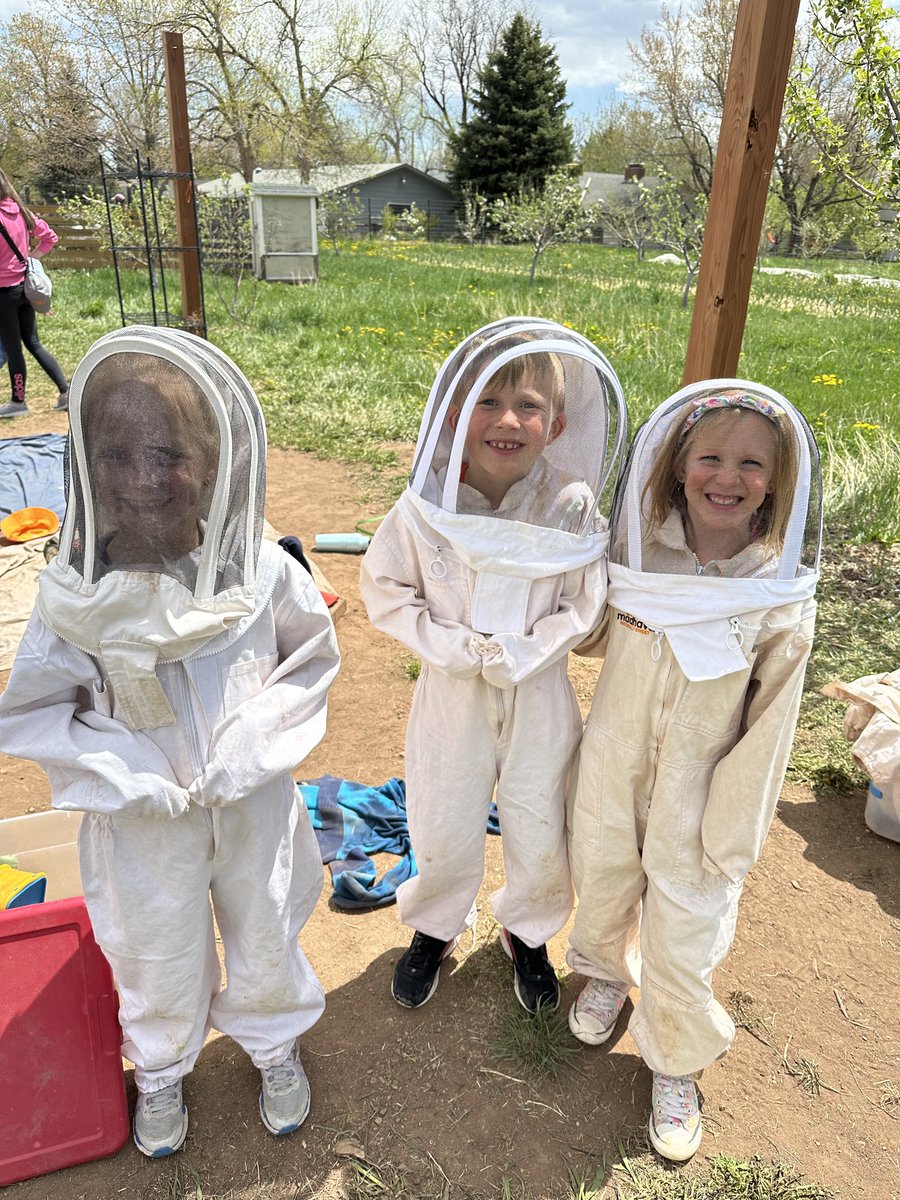MrsConnors5's tweet photo. Great 2nd grade field trip to Growing Gardens!  We planted seeds, learning about red wigglers and composting, and visited with the honeybees. ⁦@HESHawksSVVSD⁩ https://t.co/o9Hdx3VkFd