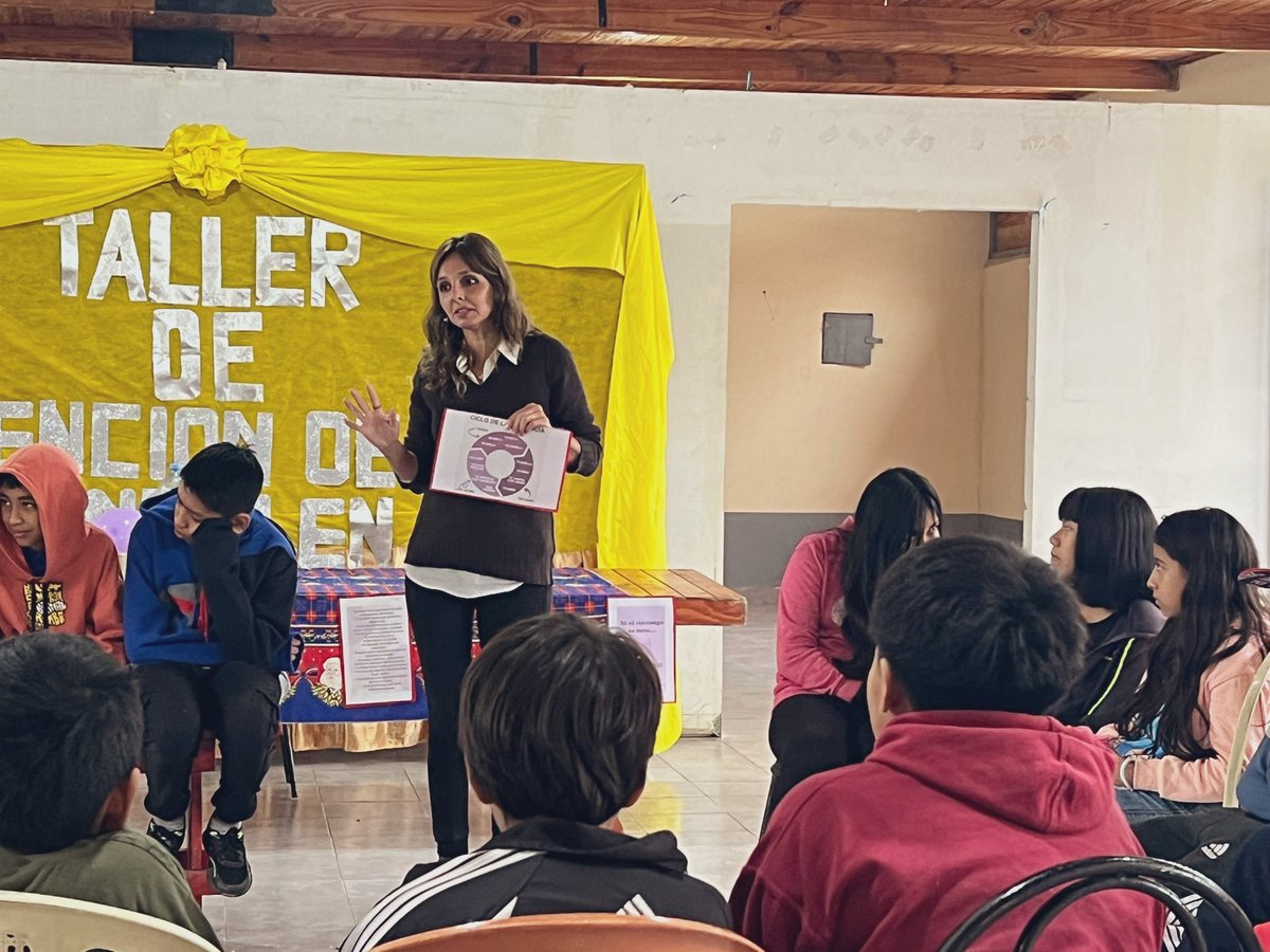 vickylunaok's tweet photo. La prevención de la #ViolenciadeGénero es un tema importante q venimos trabajando dsd el #ConsejoProvdelasMujeres y, hablarlo con los más jóvenes ayuda a prevenir situaciones de violencia durante la etapa del noviazgo. Hoy en #ElArrayanal estuvimos conversando s/un #NoviazgoSano+ https://t.co/ucJw97ql18