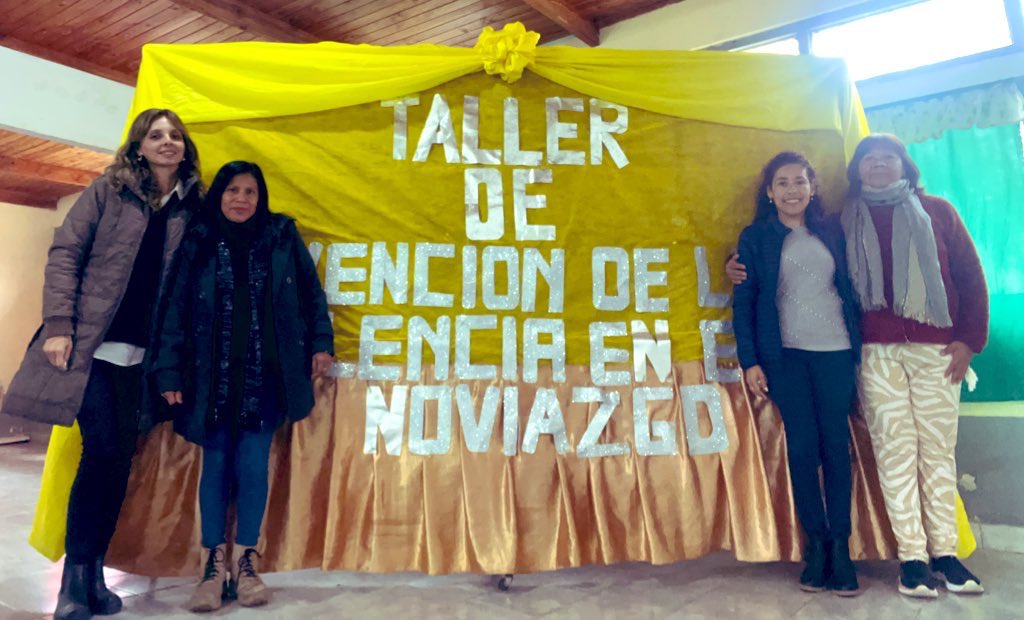 vickylunaok's tweet photo. La etapa del #Noviazgo debe darse en el marco del respeto, y los jóvenes deben saber que la violencia, dsd un grito hasta un tirón de cabello, es #violencia . Actividad que llevamos a cabo por pedido de la comisionada #EvaRodriguez y padres de #ElArrayanal . #Prevenir es clave 👍🏽 https://t.co/2NtsMB3McO
