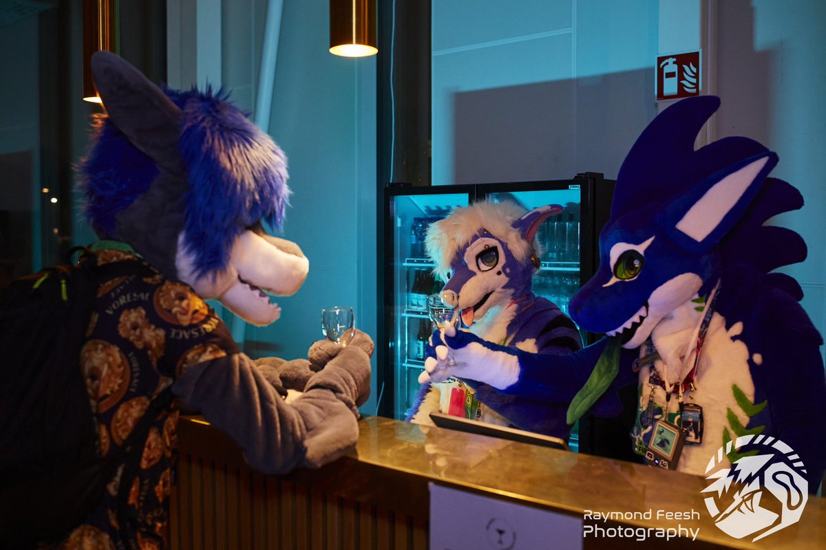 I love going here, they have the handsomest bartenders #FursuitFriday @TyradasaurusAD and @FironAD 📸 @raymondfeesh