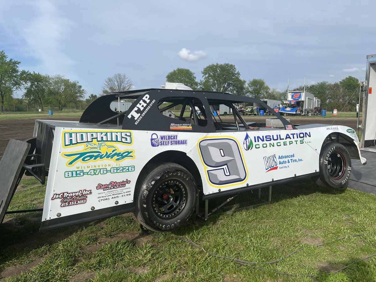 𝘋𝘦𝘧𝘦𝘯𝘥𝘪𝘯𝘨 𝘊𝘩𝘢𝘮𝘱: Last year’s Street Stock points champion Joe Brown is unloaded and ready to go for his opening night title defense. #FridayNightLights