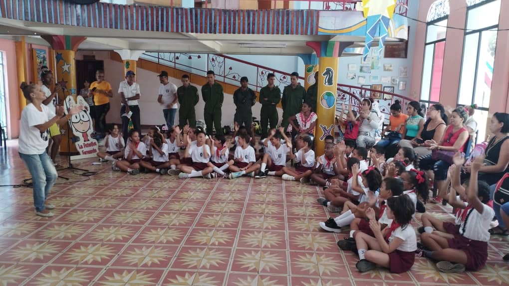 Actividad recreativa con juegos participativos preparon  jóvenes bomberos a  niños integrantes del círculo de interés #63minint #unahistoriajuntos #MININTCuba #Guantánamo