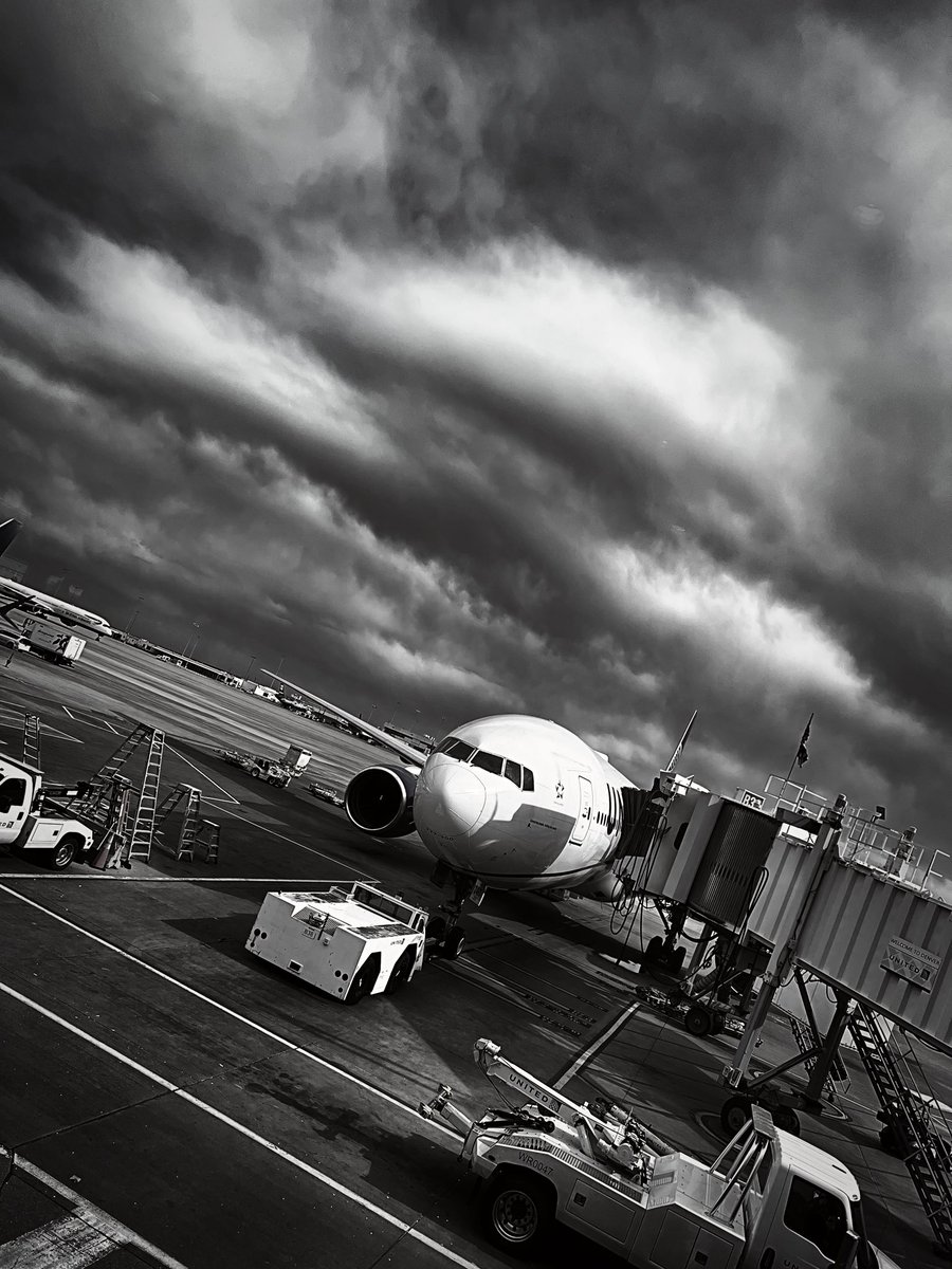 v1c__p's tweet photo. @united you’re killing us.. UA384 seems like it can’t leave Denver.. since 11 this morning!! It’s 5pm.. I just wanna get to HNL.. before tomorrow 😣😣 Thx https://t.co/g8gSjc7vFf