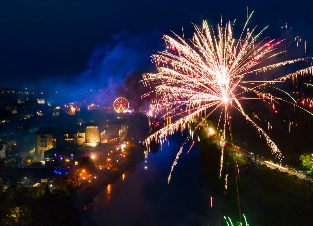 📸 | WOW!! Friday night fireworks in Enniscorthy 💥🎆🎶🎆
This years Rockin' Food Festival got off to a spectacular start this evening 😲 - Check out our guide for everything you need to know on this weekends festival (𝘾𝙡𝙞𝙘𝙠 𝙤𝙪𝙧 𝙡𝙞𝙣𝙠 𝙞𝙣 𝙩𝙝𝙚 𝘾𝙊𝙈𝙈𝙀𝙉𝙏𝙎 👇)
