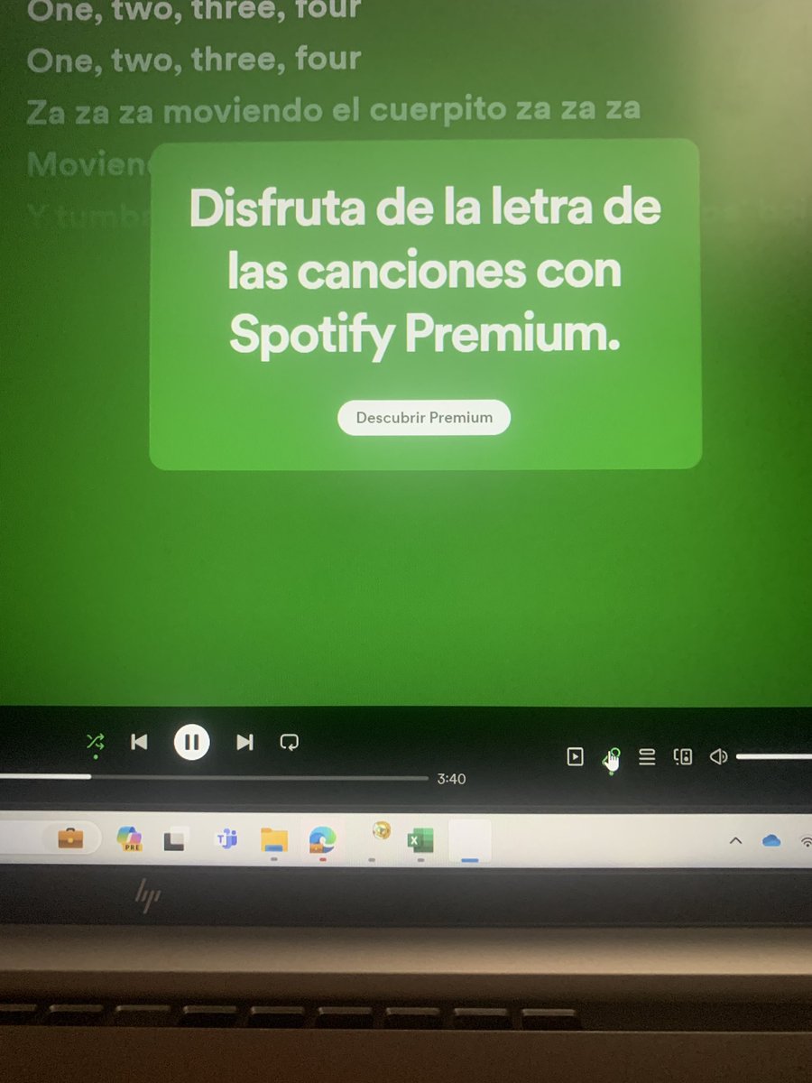 sr_cactuz's tweet photo. Ya vieron pinche #Spotify de nuevo hace de las suyas. Pero jamas pagaré por algo que se puede escuchar #gratis usen parches y cosas piratas y pito 🖕🏼@Spotify https://t.co/N2jCTvb4fJ