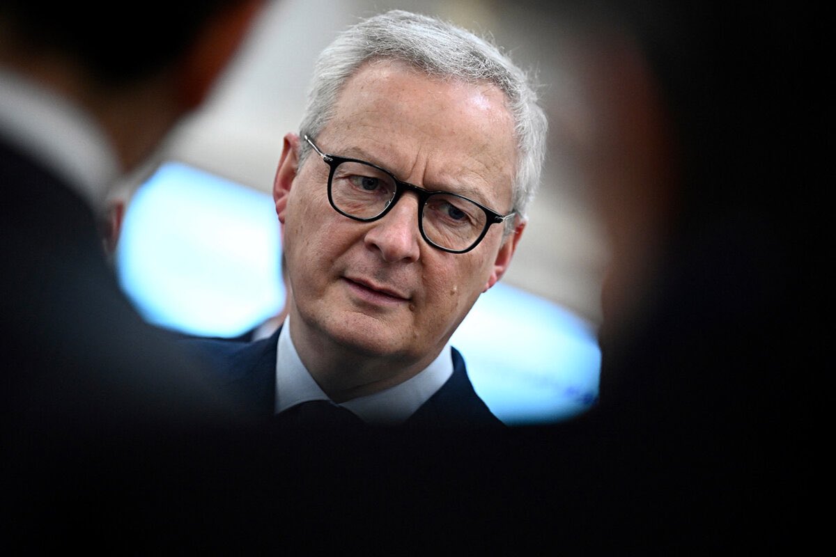 stat_pol's tweet photo. 🚨[ALERTE INFO] - Selon le média @Livrenoirmedia, le ministre Bruno Le Maire aurait renversé un cycliste alors qu’il était au volant d’une voiture dans le 6e arrondissement de Paris. https://t.co/41SXtFXKI0