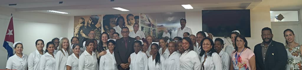 Intercambio del Embajador de Guyana en Cuba Sr. Abdool Halim Majeed con el personal de enfermería y médicos que se preparan en nuestra casa grande, para el cumplimiento de su misión internacionalista en este heemano país. #40AniversarioUCCM #CubaCoopera