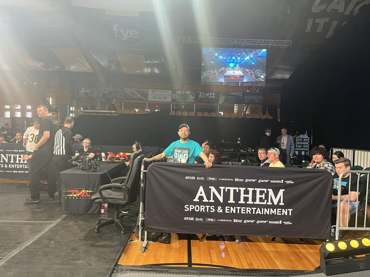 realjoelivehd83's tweet photo. Lfg @ThisIsTNA #TNAWrestling #TNAUnderSiege #yarngate
#alabany #ny #frontrow https://t.co/hYOKSbT32M